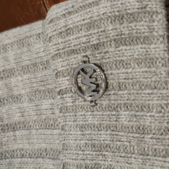 NWT Michael Kors Gray Knit Beanie with Pom (0454) - Picture 2 of 4